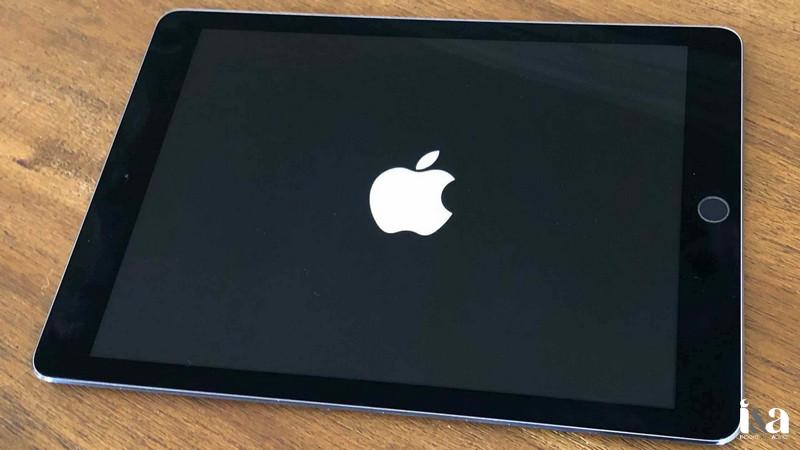 Hiện tượng iPad chỉ hiện logo rồi tắt khi khởi động