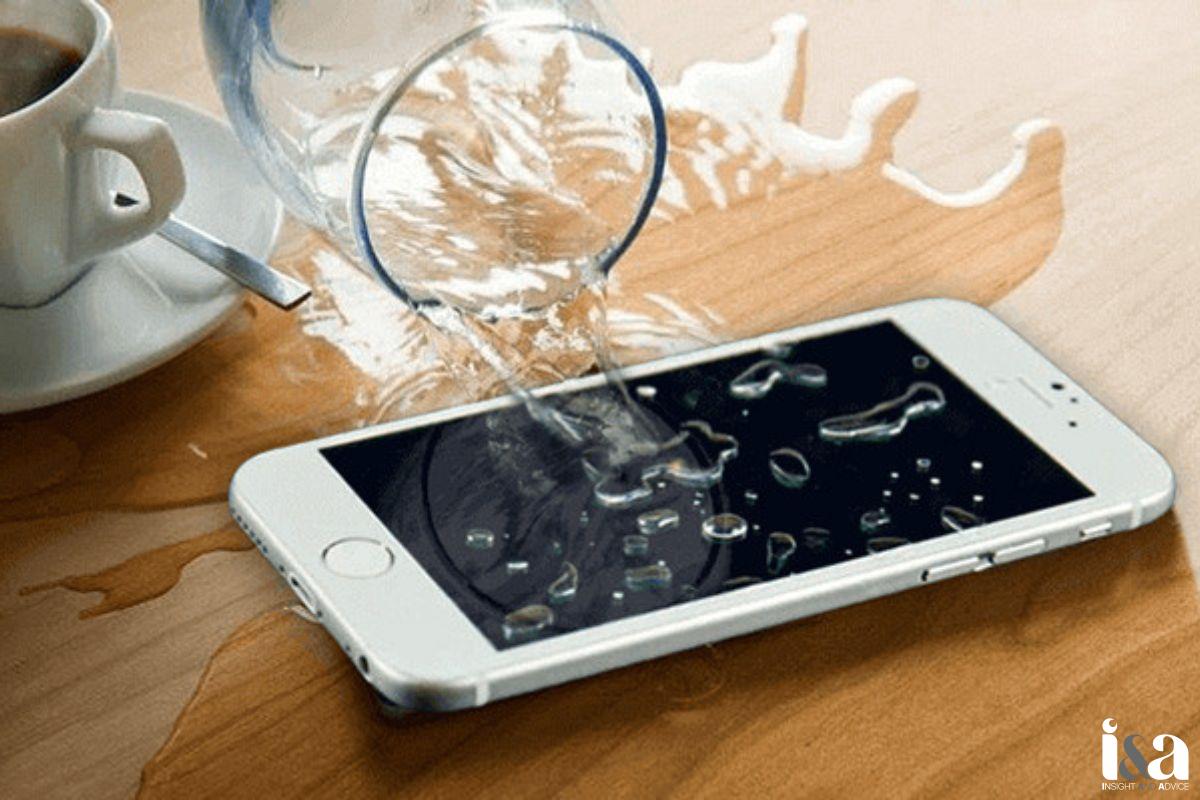 Nước đổ lên màn hình iphone