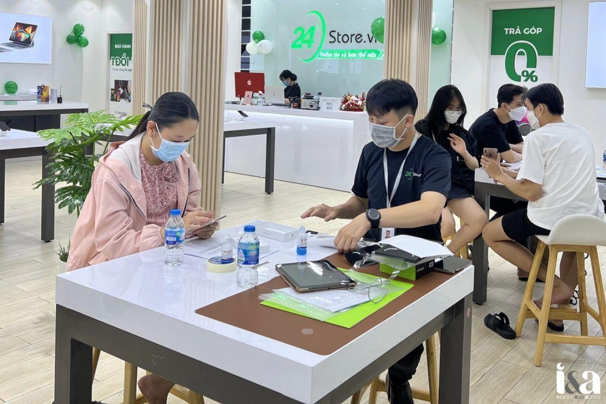 Bên trong cửa hàng 24hStore