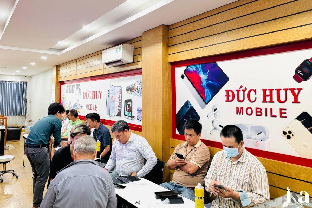 Khách hàng tại Đức Huy Mobile