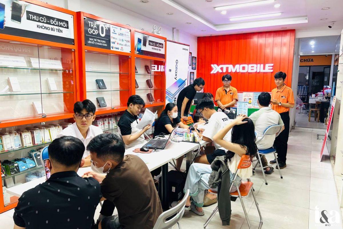 Khách hàng mua sắp tại XT Mobile