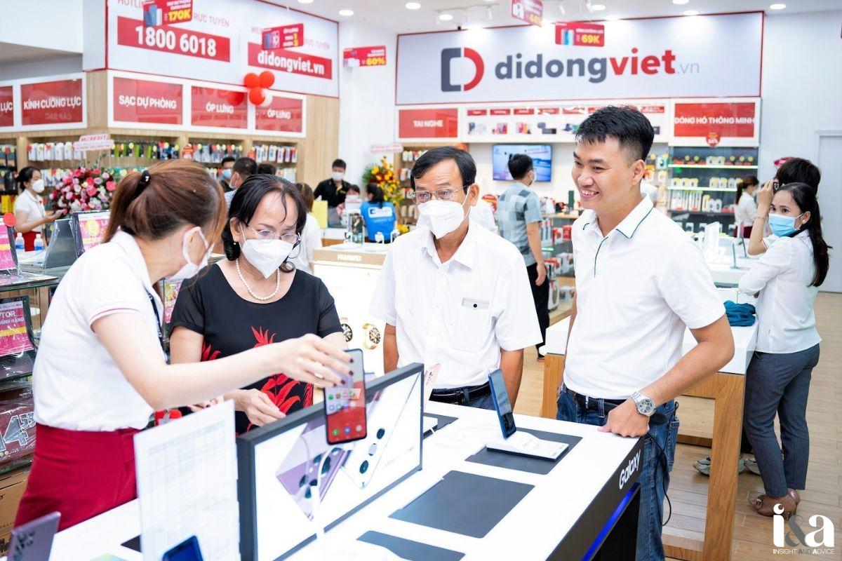 Khách hàng xem điện thoại samsung tại Di Động Việt 