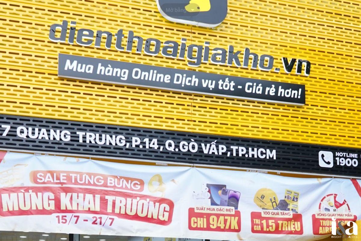 Bên ngoài cửa hàng Điện Thoại Giá Kho