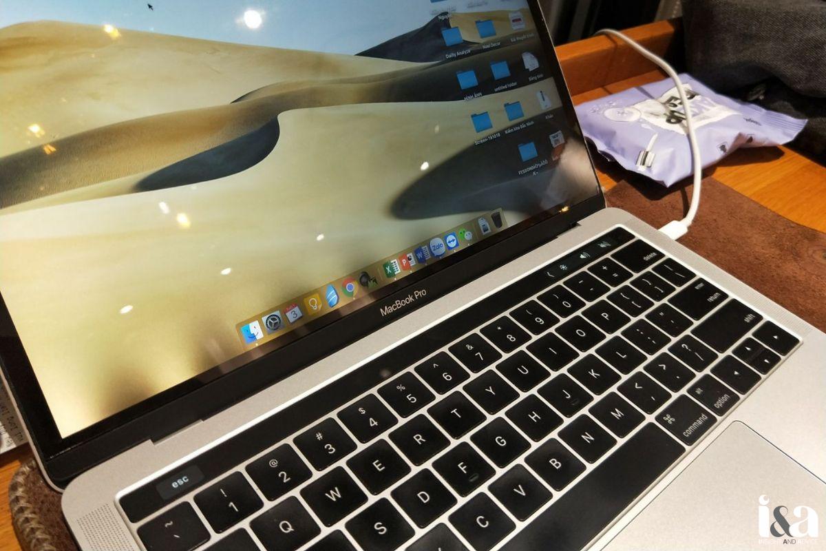 kiểm tra màn hình Macbook