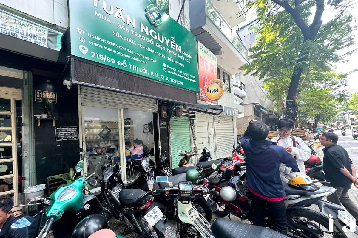 Bên ngoài cửa hàng Tuấn Nguyễn Mobile