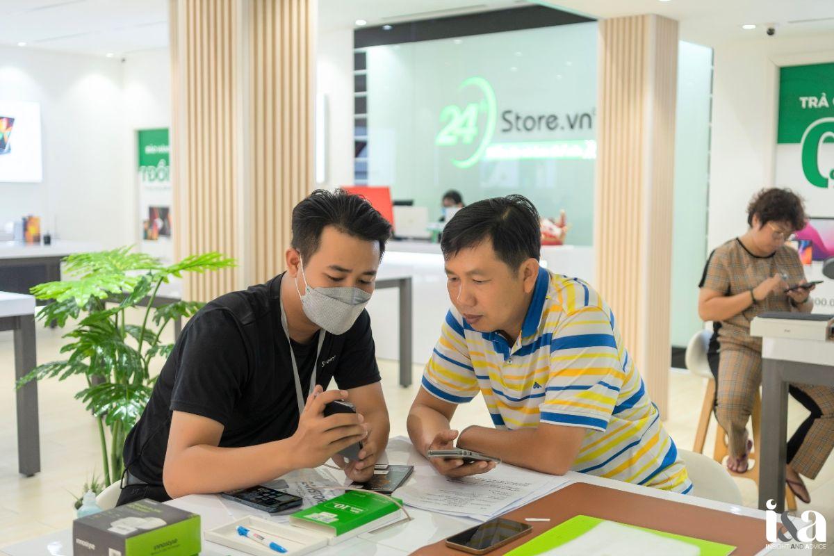 khách hàng được nhân viên 24hStore tư vấn tận tình