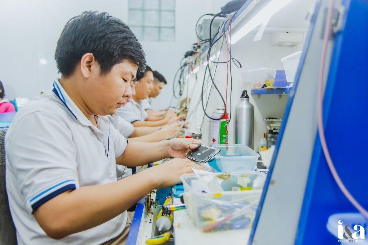 kỹ thuật viên Huy Dũng Mobile thay màn hình