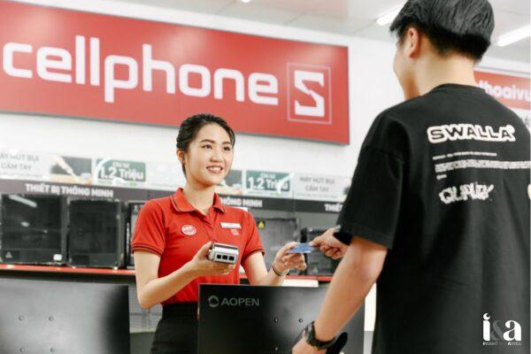 Nhân viên CellphoneS tư vấn khách hàng