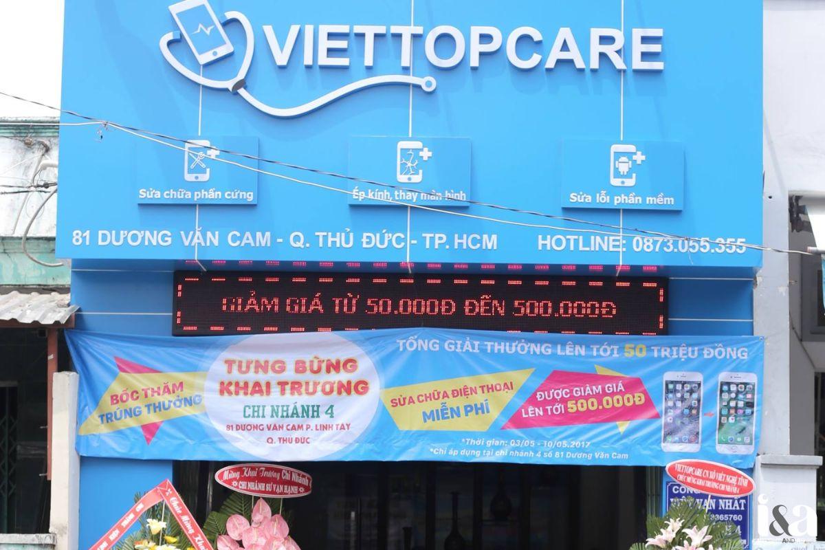 Bảng hiệu trước cửa hàng Viettopcare