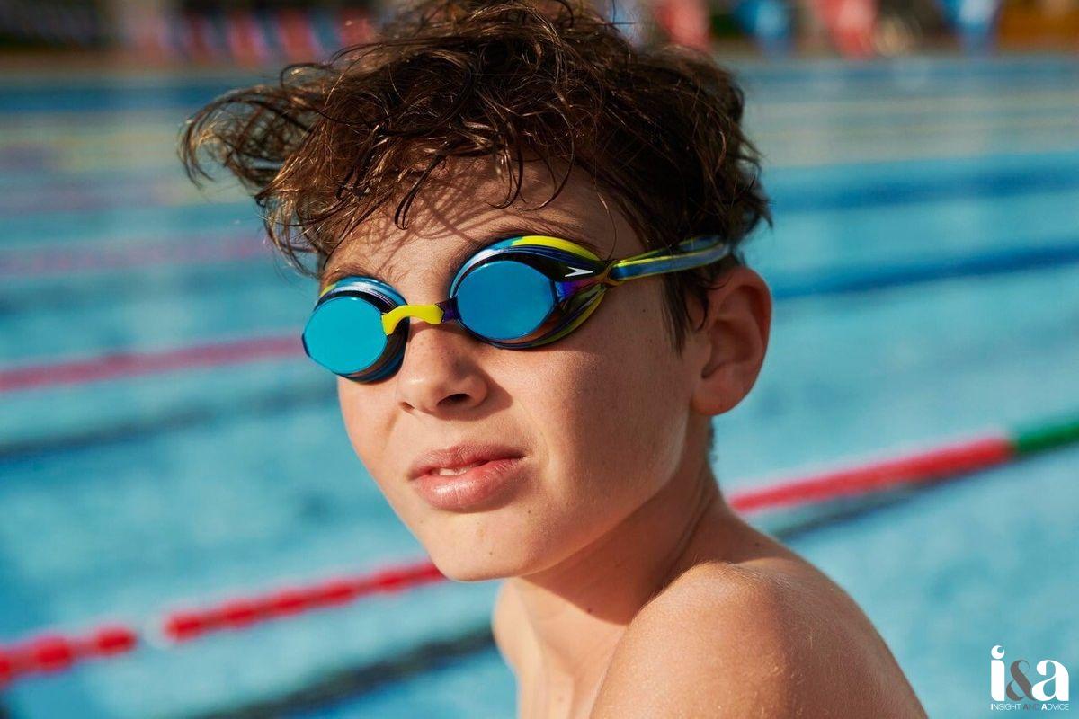 bé trai đeo kính bơi từ nhà Speedo