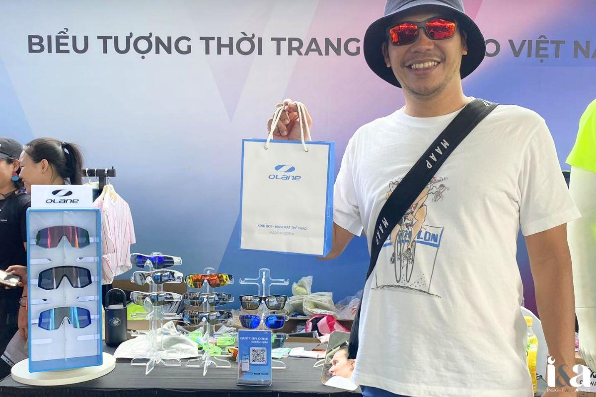 khách hàng mua kính thể thao OLANE Việt Nam