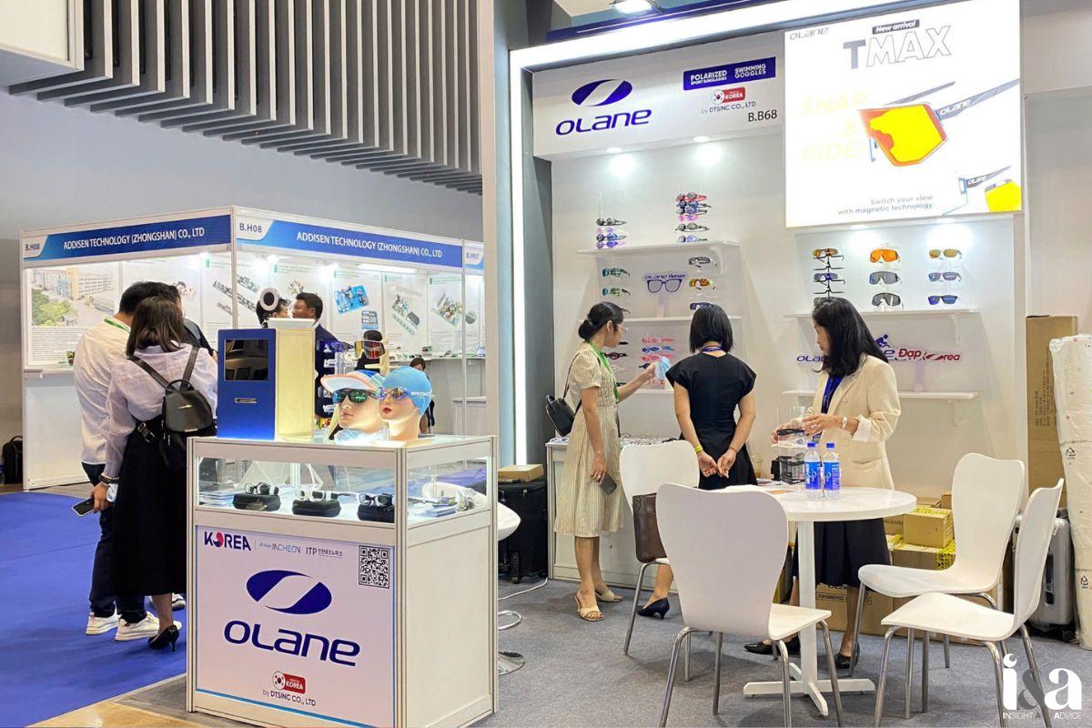 khu vực bày bán sản phẩm kính bơi olane