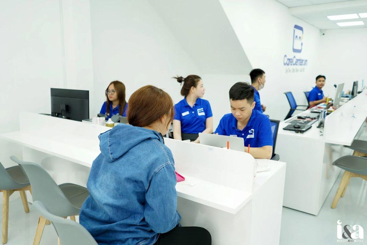 nhân viên Care Center đang hỗ trợ khách hàng