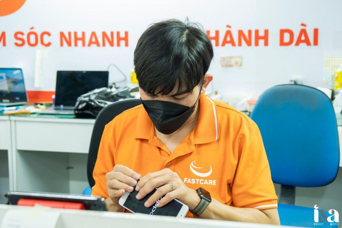 nhân viên FASTCARE sửa màn hình