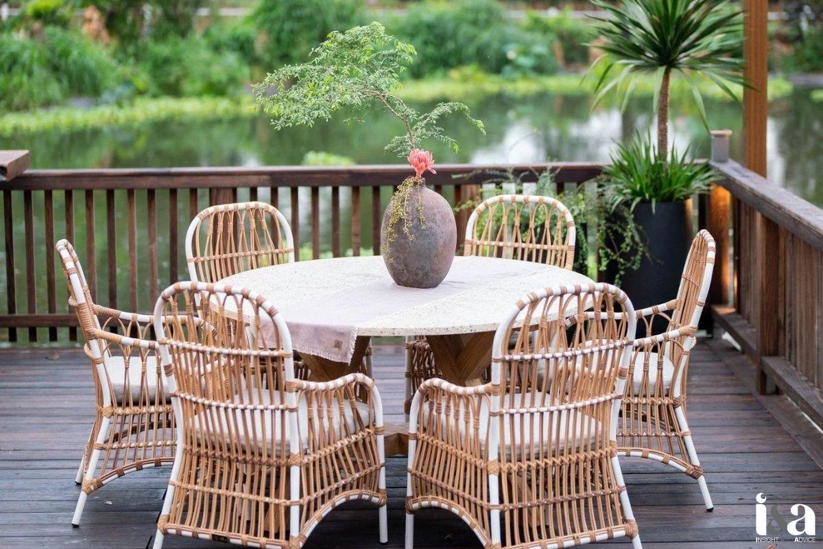 bàn Terrazzo kết hợp cùng ghế mây