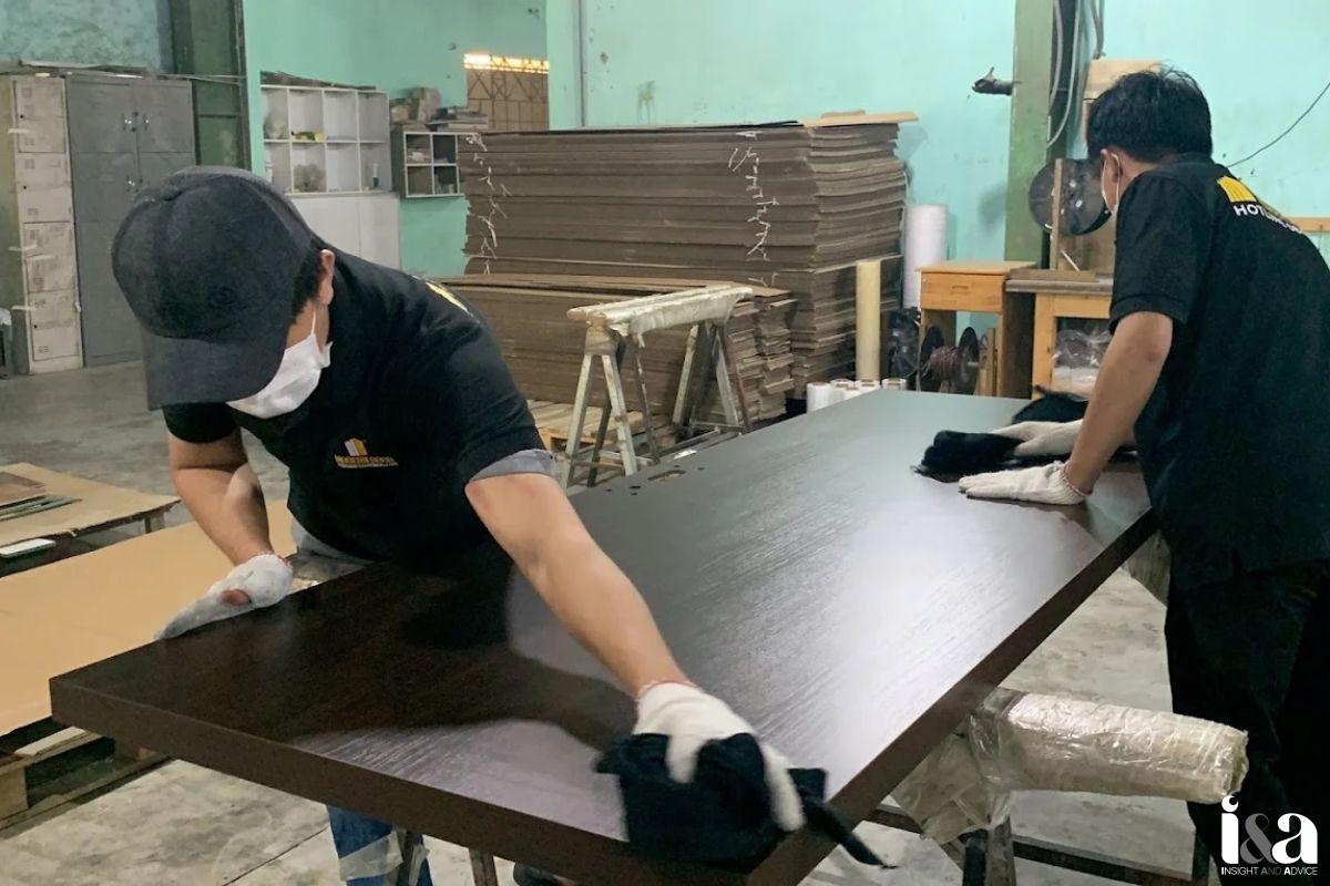 thợ của Modern Door đang thi công cửa gỗ phòng ngủ