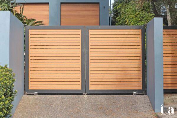 xưởng làm cổng gỗ hiện đại