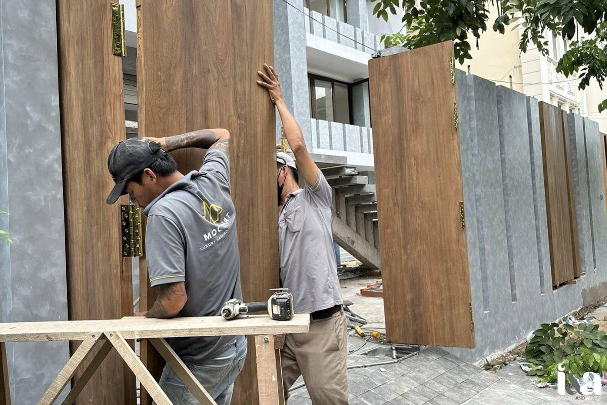 nhân viên Mộc Phát đang thi công cổng gỗ
