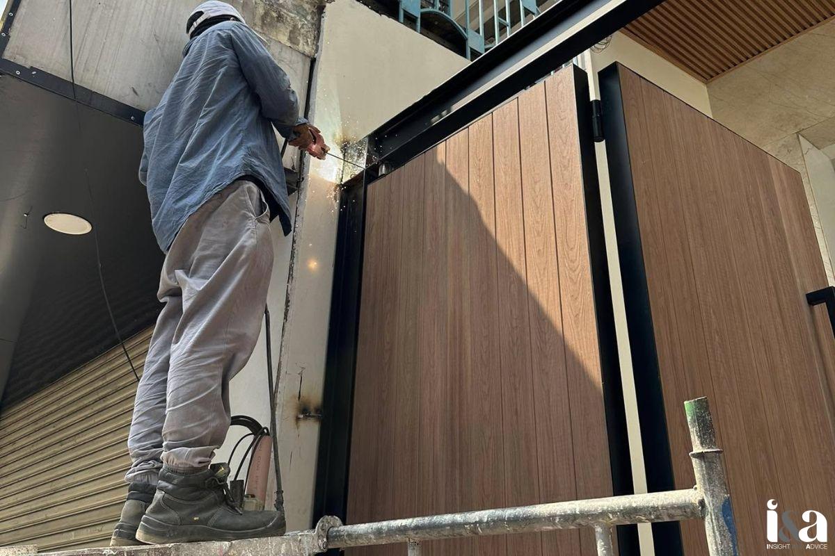 thi công cổng nhựa giả gỗ của Tâm Gỗ