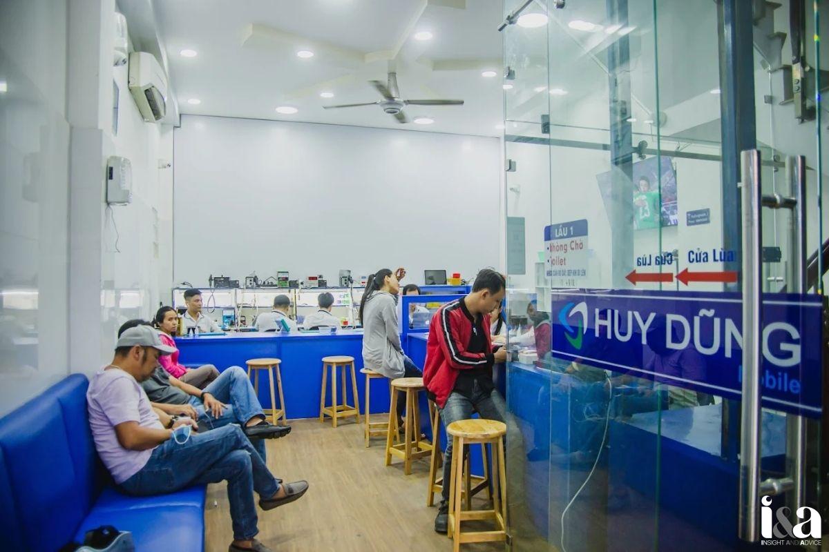 không gian bên trong cửa hàng Huy Dũng Mobile