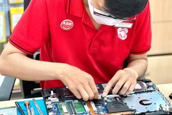 kỹ thuật viên Điện Thoại Vui sửa Macbook