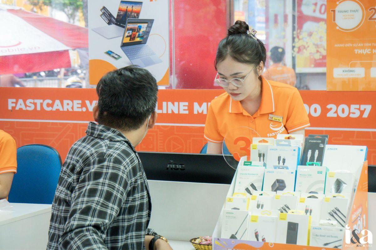 khách hàng và nhân viên FASTCARE đang trao đổi
