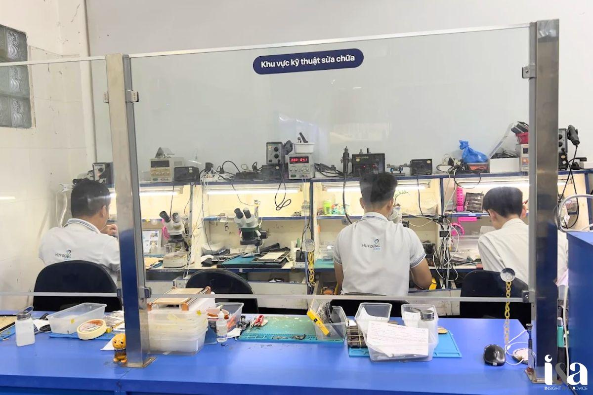 không gian sửa chữa Huy Dũng Mobile qua kính trong suốt
