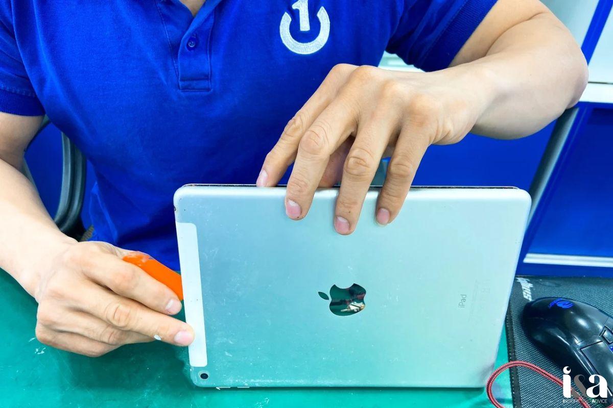 kỹ thuật viên Bảo Hành One đang thay màn hình ipad