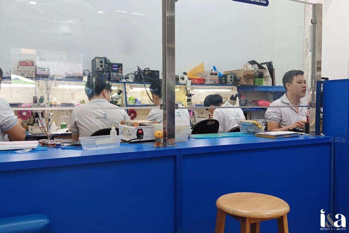 không gian sửa chữa tại Huy Dũng Mobile