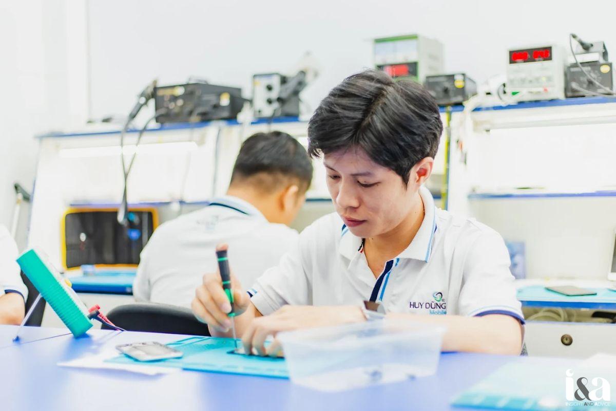 kỹ thuật viên của Huy Dũng Mobile
