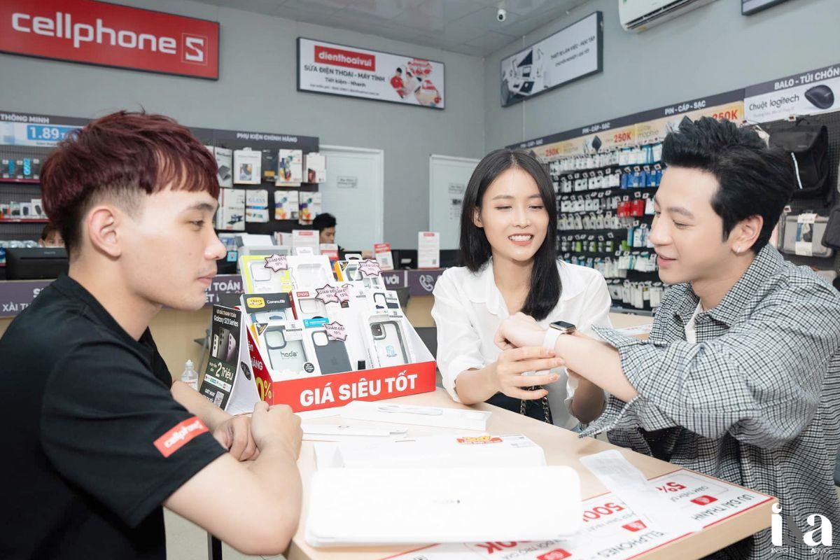 khách hàng đang mua hàng tại CellphoneS