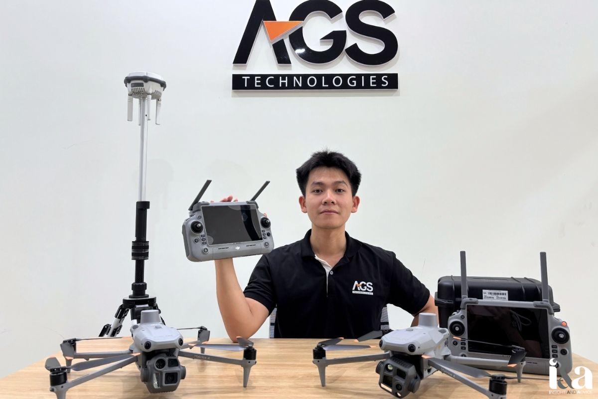 nhân viên AGS Tech và sản phẩm flycam