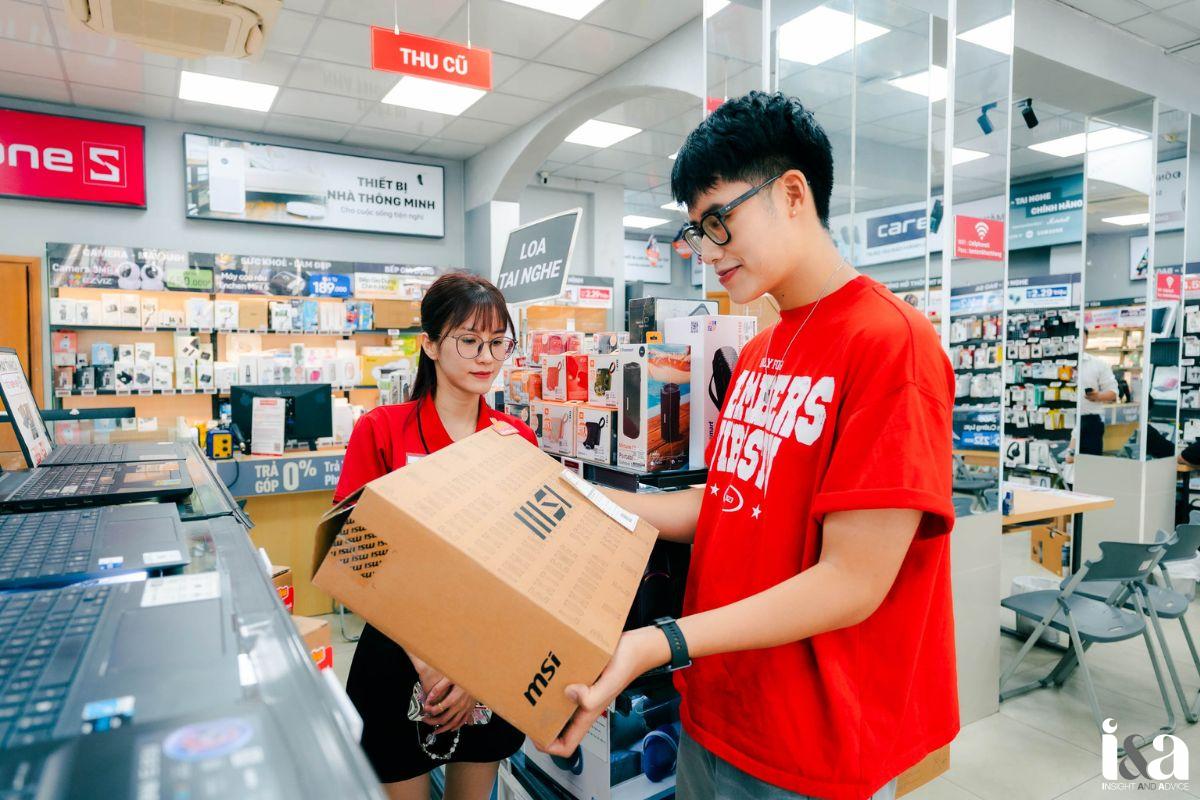 khách hàng mua máy tính mới từ CellphoneS