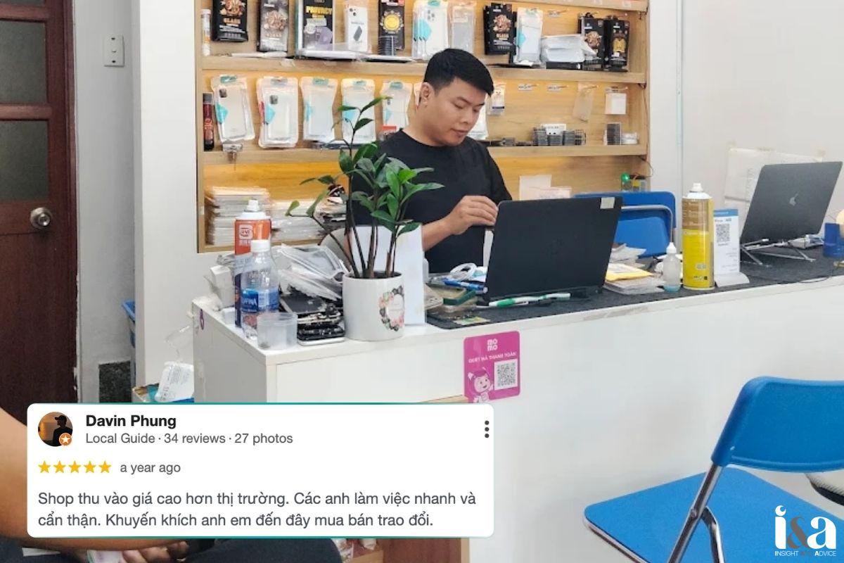 Anh Tuấn đang kiểm tra thiết bị tại shop Tuấn Nguyễn Mobile