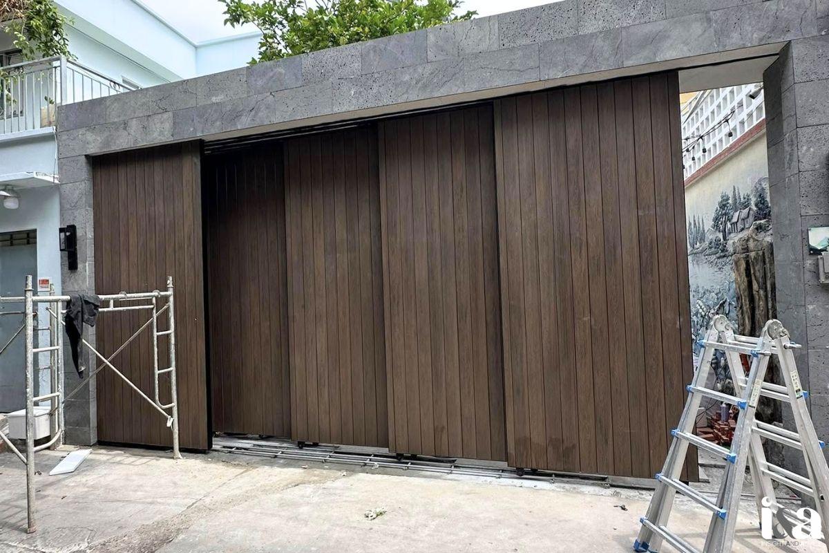 sản phẩm cửa cổng composite của Tâm Gỗ