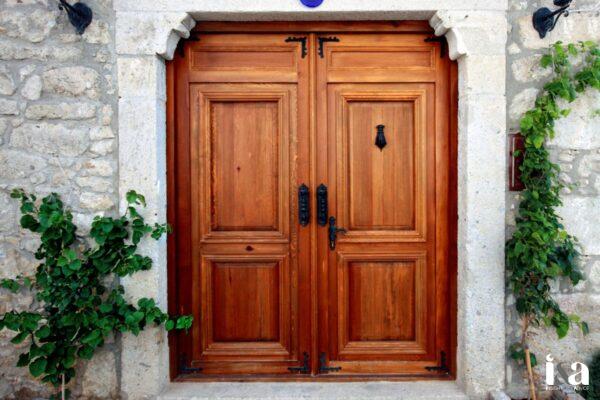 xưởng làm cửa gỗ tân cổ điển theo yêu cầu