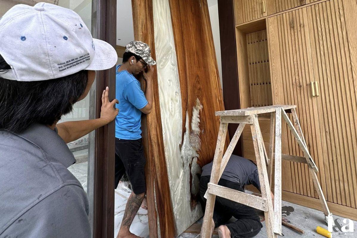 lắp đặt Cửa nguyên tấm gỗ Teak Việt Nam dày 10 phân 