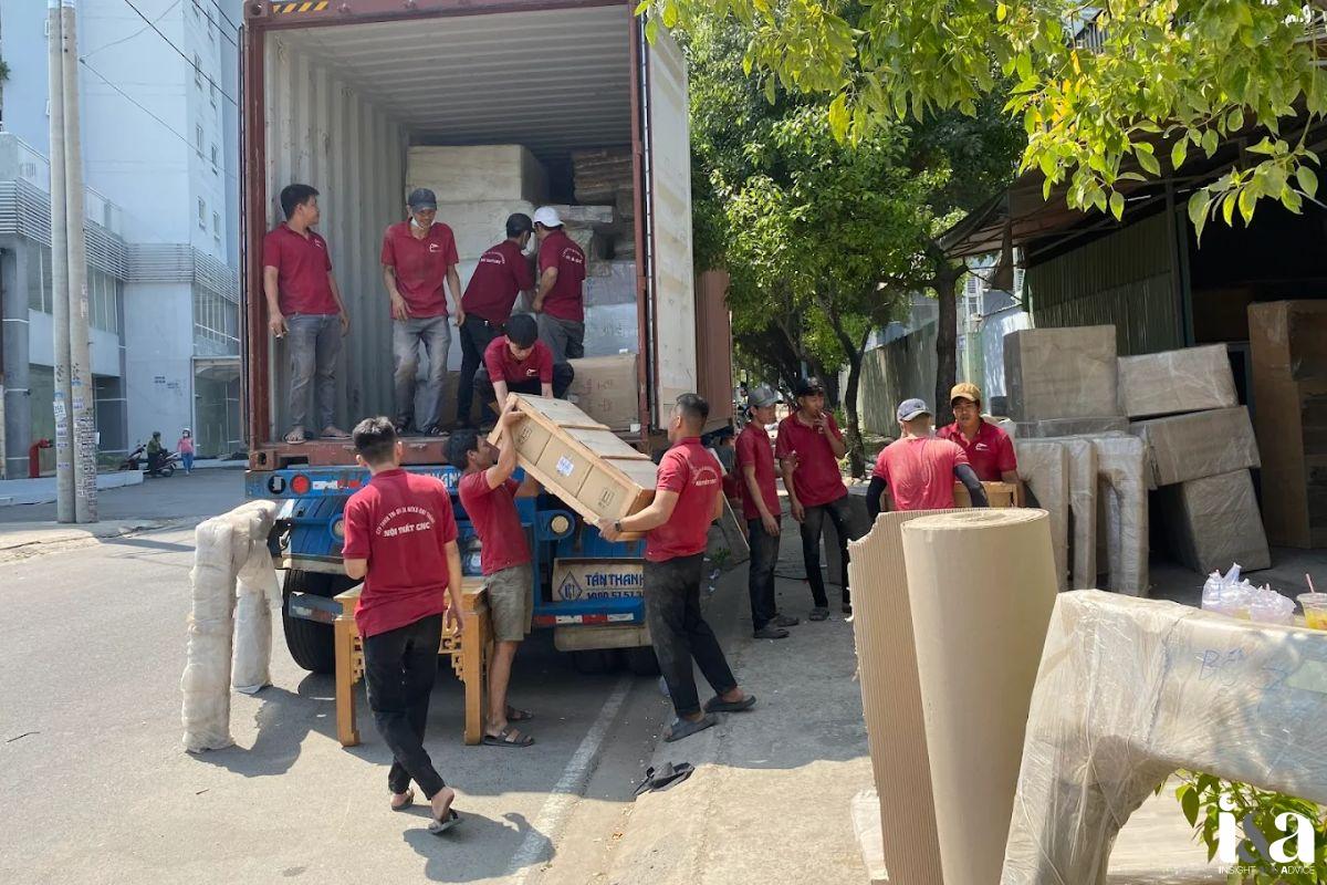 nhân viên Vách Hoa Văn vận chuyển hàng