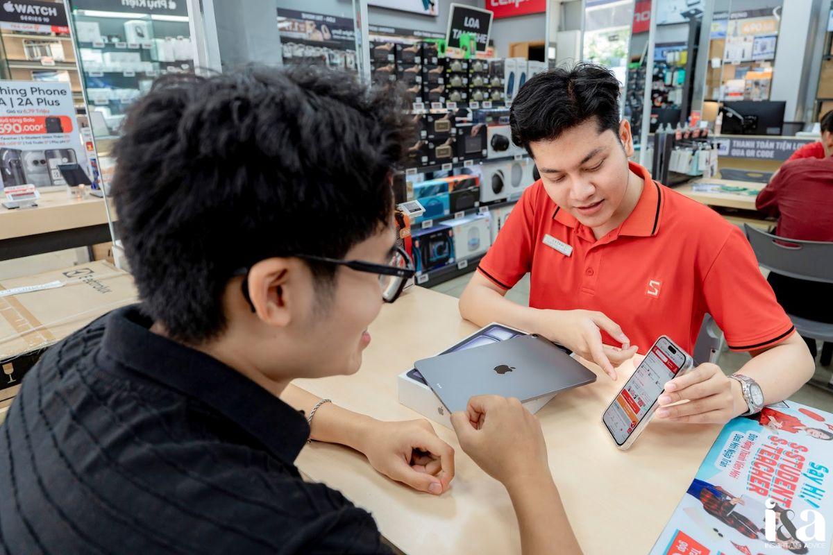 Nhân viên CellphoneS tư vấn bán iPad cho khách hàng