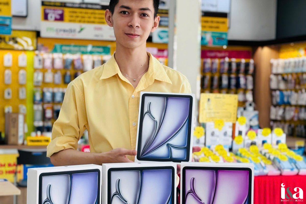 Nhân viên Thế Giới Di Động  giới thiệu các mẫu iPad
