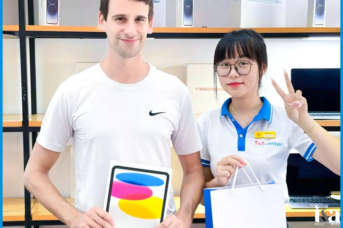 Nhân viên T&T Center và khách hàng