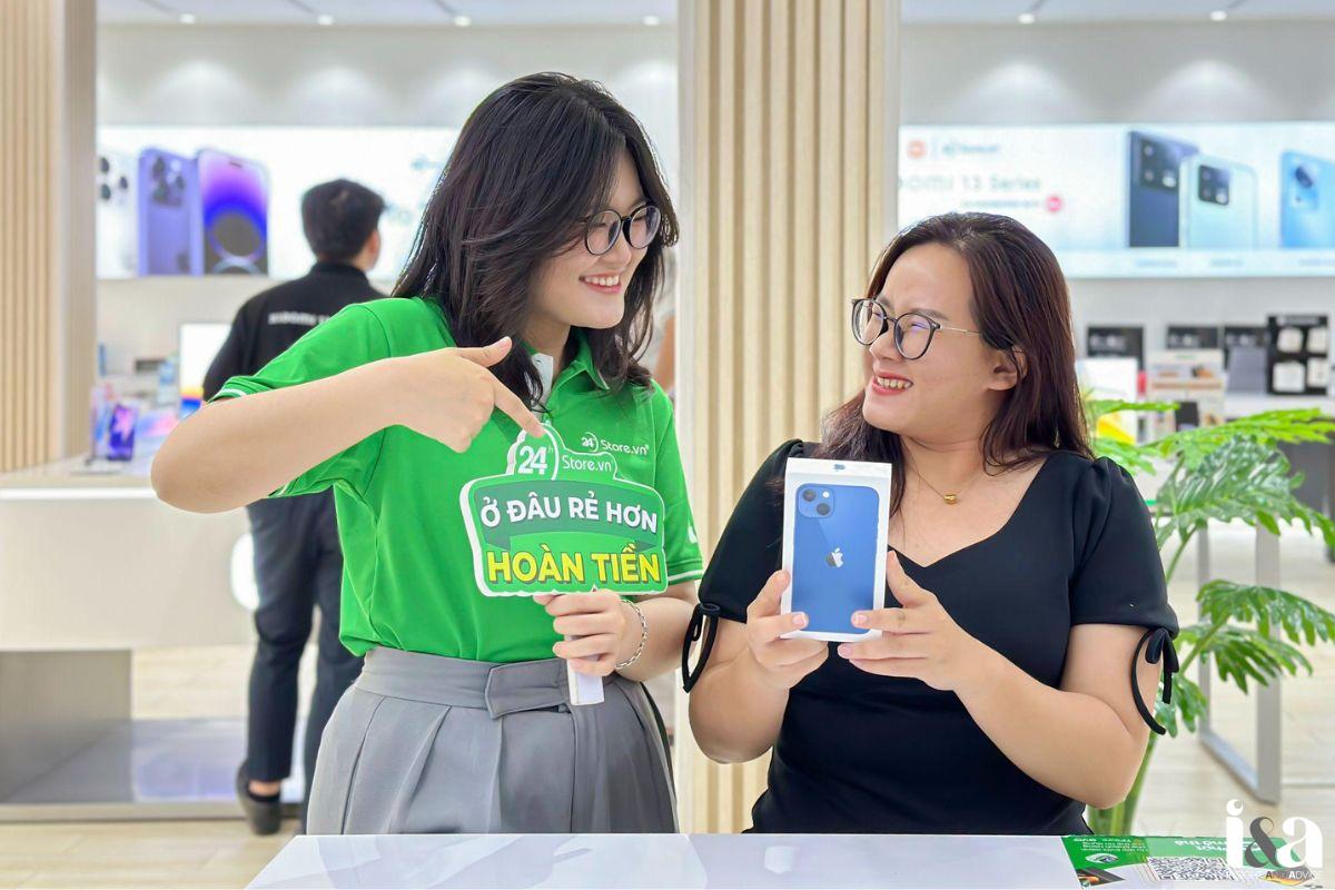 Nhân viên 24h Store bán iPhone cho khách hàng