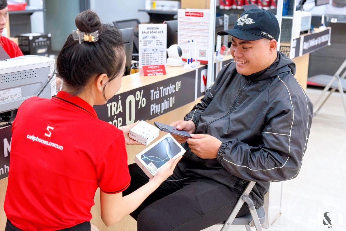 Nhân viên CellphoneS bán iPhone cho khách hàng