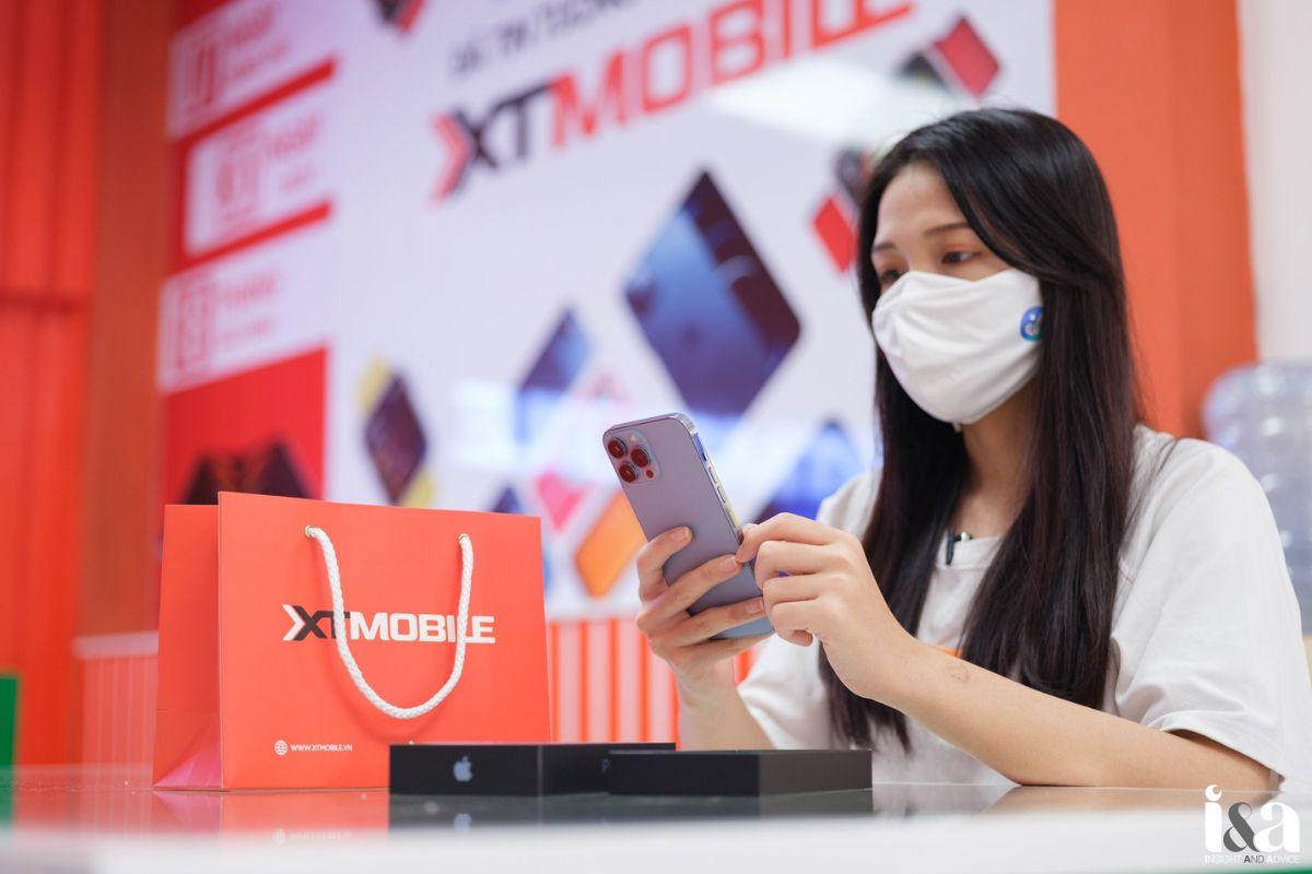 Khách hàng mua iPhone tại XT Mobile