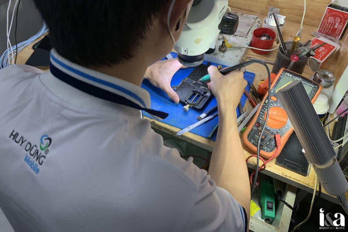 kỹ thuật viên Huy Dũng Mobile đang thực hiện sửa chữa