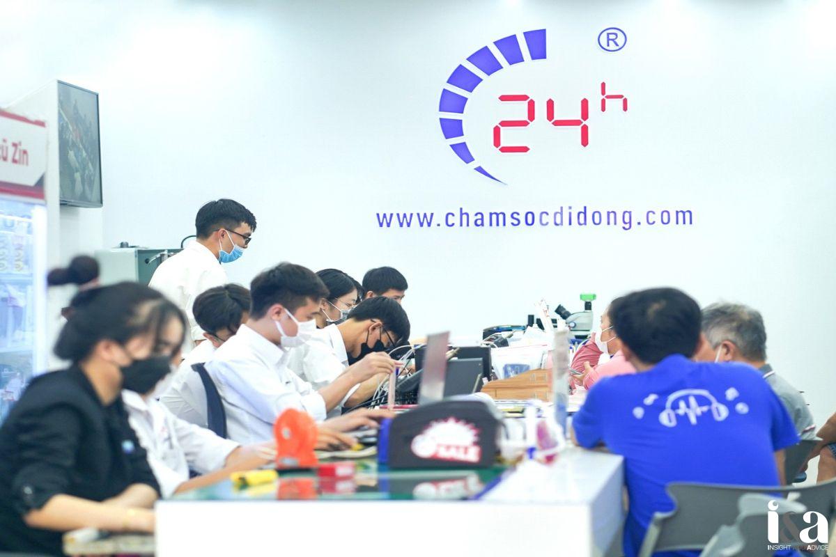 Trung tâm 24h với đội ngũ kỹ thuật viên đang sửa chữa điện thoại cho khách hàng