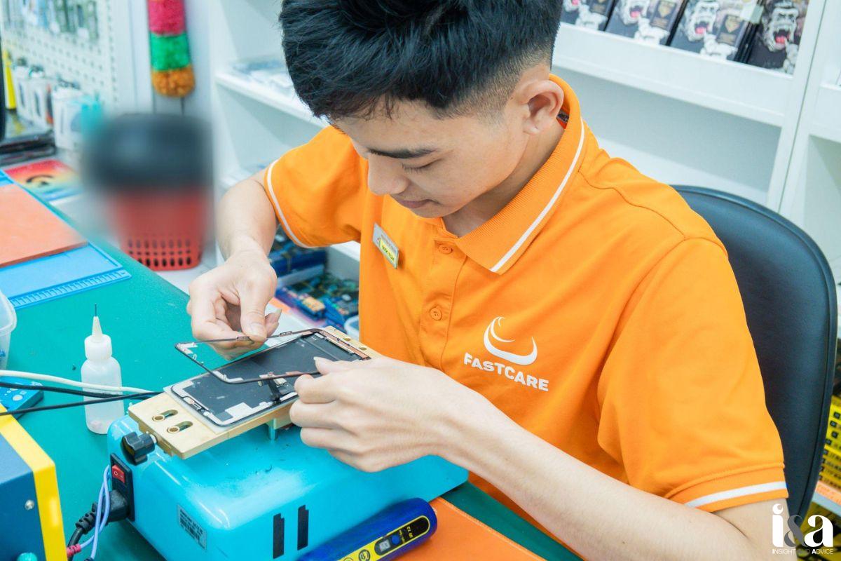 Kỹ thuật viên Fastcare thực hiện thay mặt kính