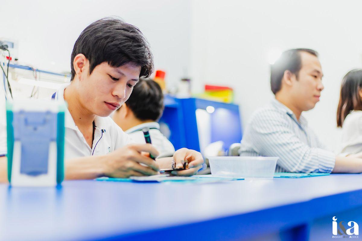 Kỹ thuật viên Huy Dũng Mobile đang thao tác