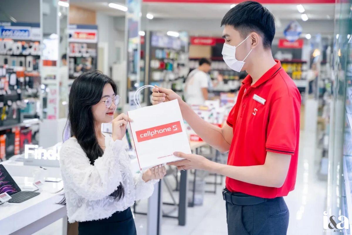 khách hàng đổi iPhone mới tại CellphoneS