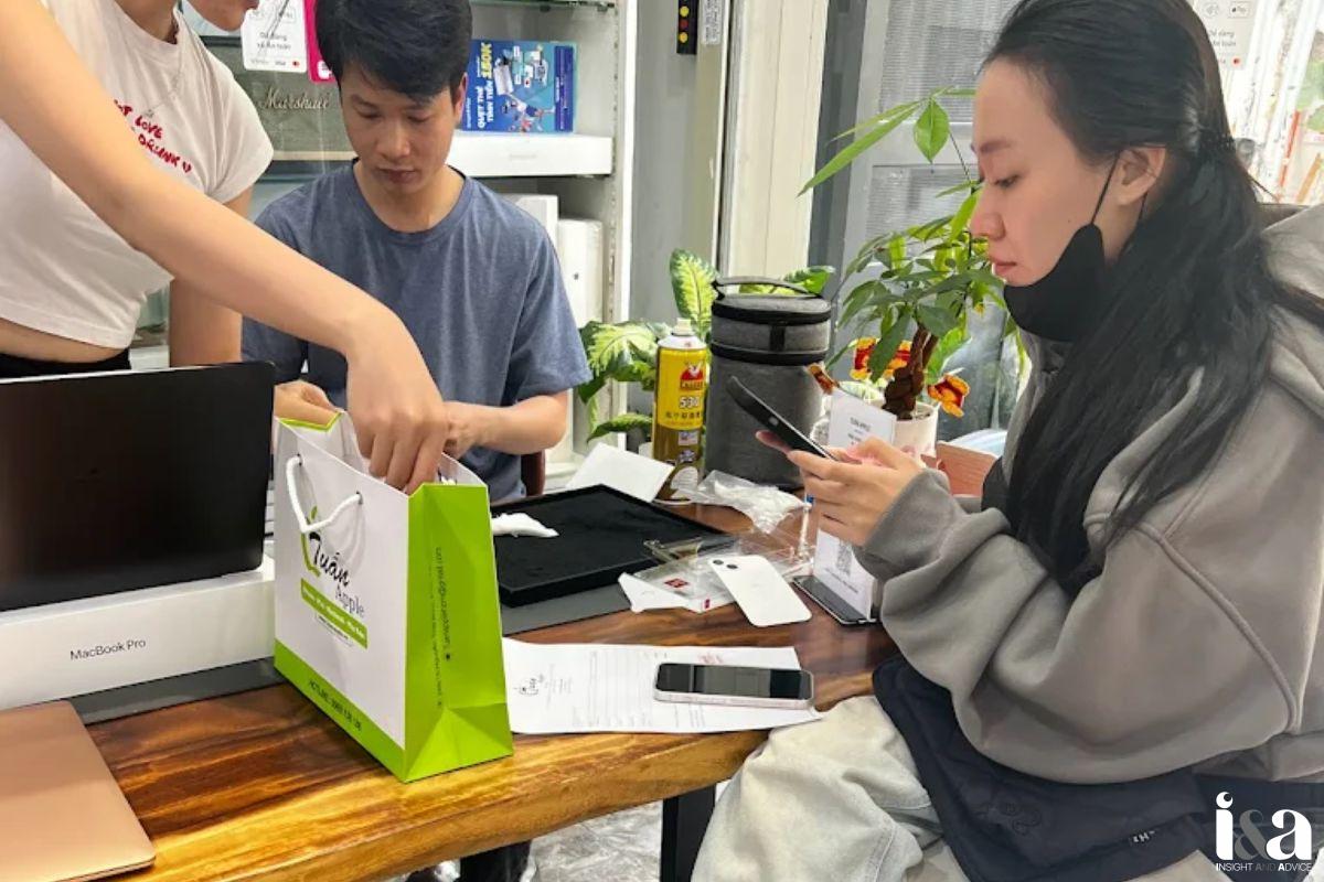 khách hàng tại Tuấn Apple